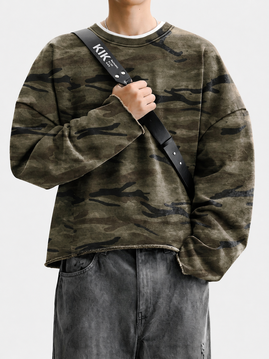 Gewaschenes Cropped-Sweatshirt mit Rundhalsausschnitt und Camouflage-Muster