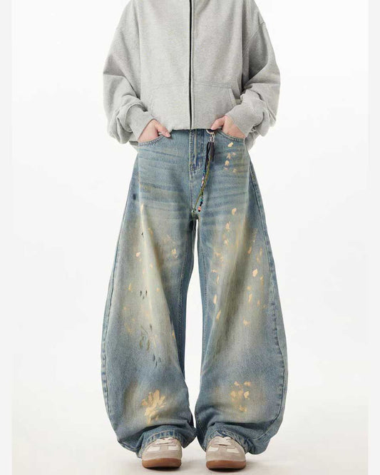 Handbemalte Denim-Jeans mit goldenen Farbspritzern, geschwungenem, tonnenförmigem Bein und weitem Bein